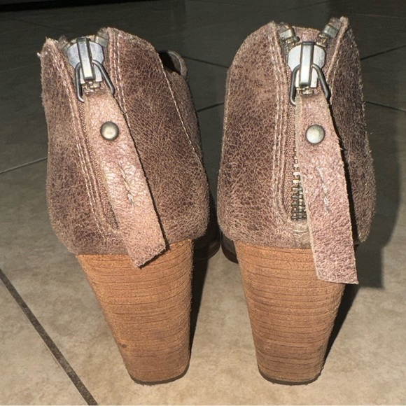 Not Rated Santana Open Toe Heels. Brown Suede 3 inch heel. Size 7 - Picture 3 of 5